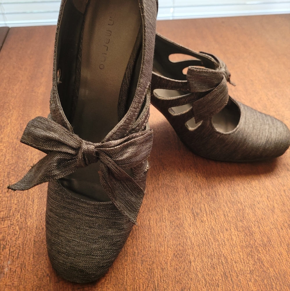 Size 7.5 3" heel with cutouts and bow